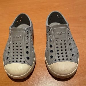 Native toddler shoes size 7
